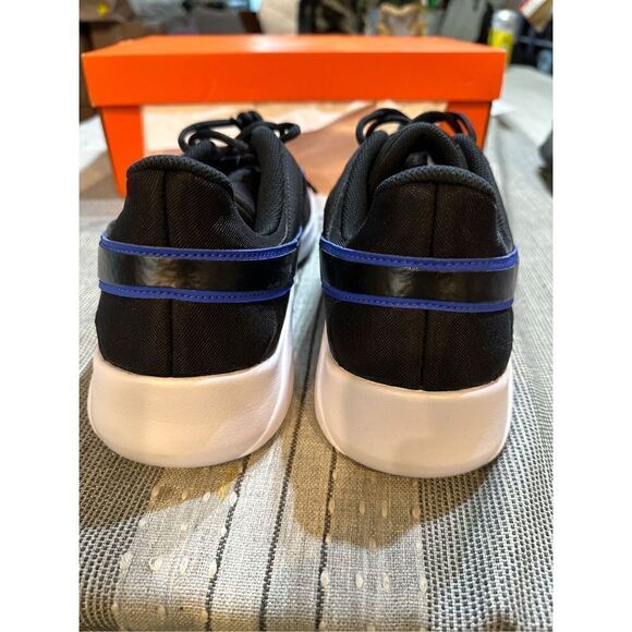 Nike Men's Legend Essential 2 Sneaker - Picture 5 of 7